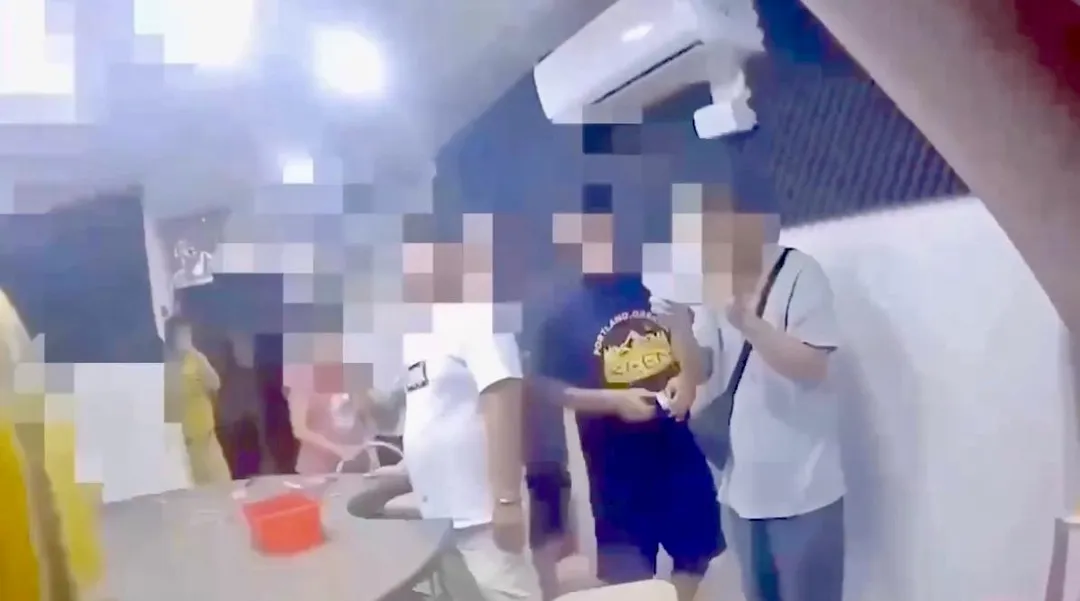 警方破獲暗藏民宅內的職業賭場。（圖／翻攝畫面）