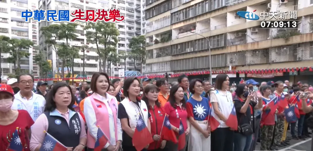 高雄市各界慶祝114年國慶升旗典禮，國民黨在果貿社區籃球場舉辦升旗典禮。（圖/中天新聞）