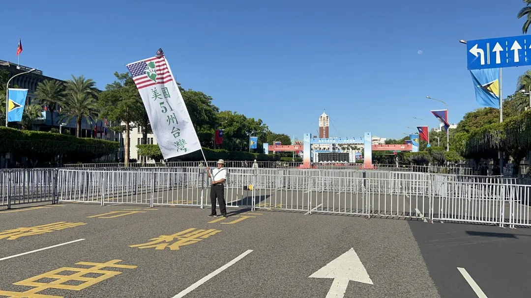 陳抗團體在景福門前搖旗喊口號。（圖／徐敏娟攝）