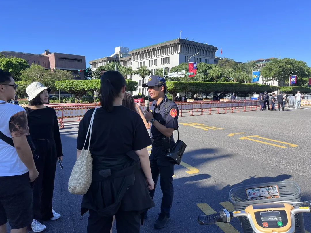 現場員警向民眾宣導。（圖／徐敏娟攝）