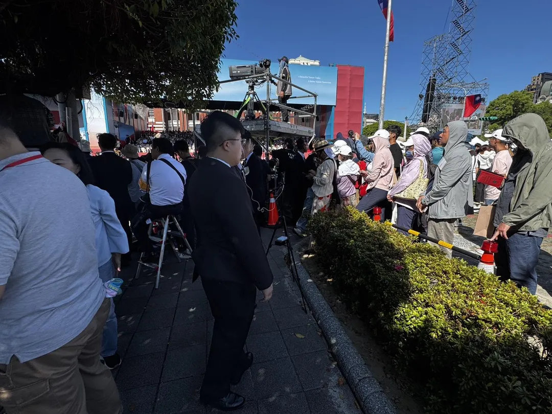 維安人員專注審查觀禮群眾。(圖/黃彥昇攝)
