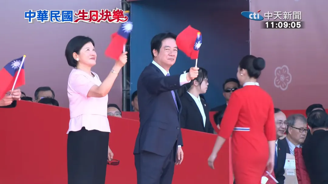 賴清德閱兵時揮舞國旗。（圖／中天新聞）