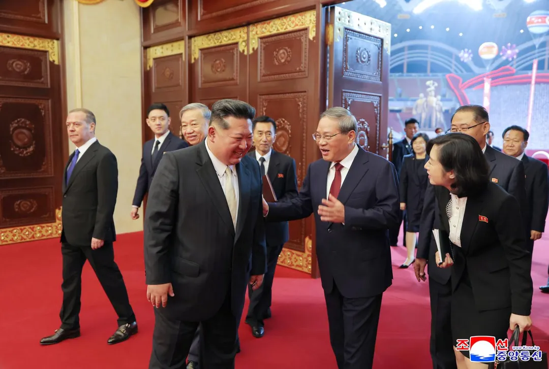 李強(右二)與金正恩(左二)在平壤會面。(圖/美聯社)