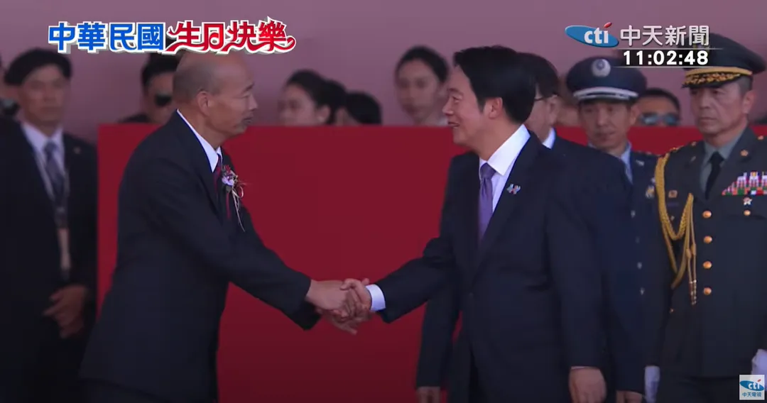 賴清德發表完演說後,和韓國瑜握手致意。(圖/中天新聞)