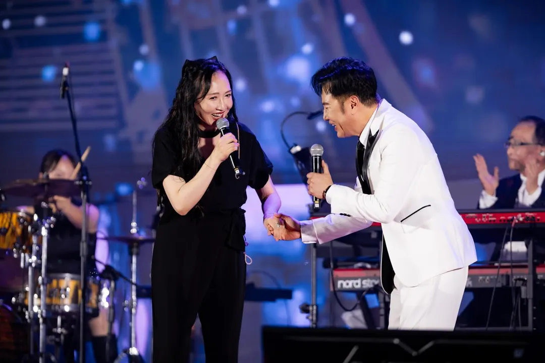 陽帆（右）與Julie（左）合唱。（圖／三立提供）