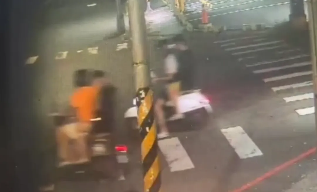 莊姓少年同夥友人設局痛毆連姓少年後隨即落跑。（圖／翻攝畫面）