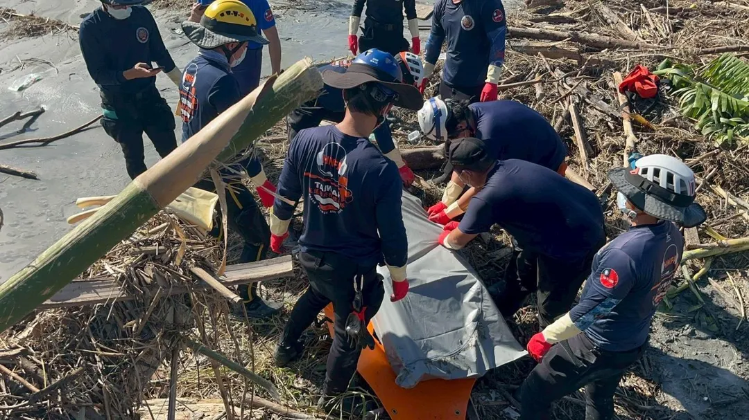 專家建議提供光復鄉災區罹難者家屬與災民急性心理照顧。（圖／中天新聞）