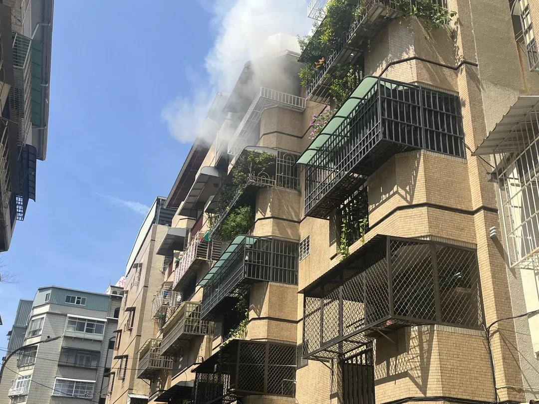 高雄市鼓山區某棟公寓5樓發生火警。（圖／翻攝畫面）