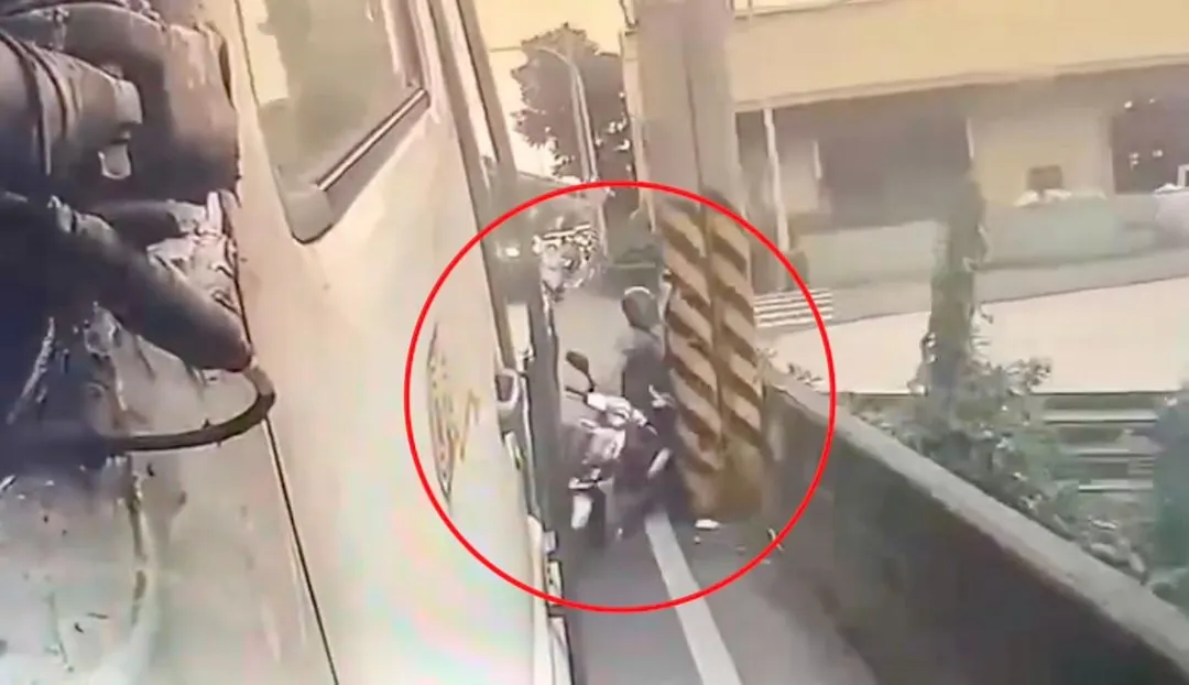 老翁撞上電線桿後又被大貨車夾擊。（圖／翻攝畫面）
