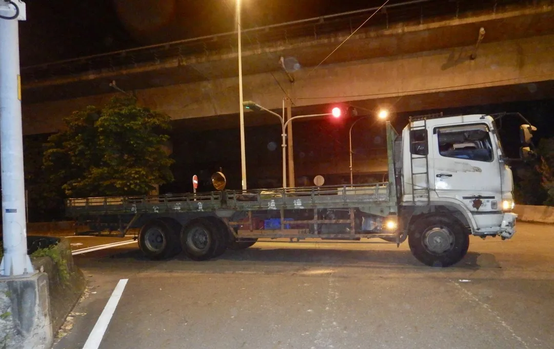 擦撞老翁機車的大貨車。（圖／翻攝畫面）