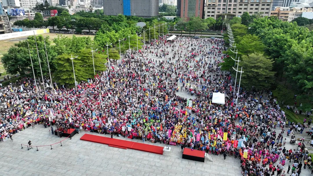 中市府國慶升旗2.3萬人次擠爆府前廣場。（圖/台中市府提供）