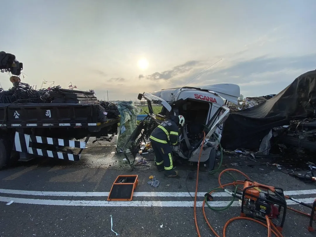 彰化縣大城鄉152縣道一輛聯結車疑因未保持安全距離,追撞前方停等紅燈的大貨車,造成聯結車車頭嚴重變形。(圖/翻攝畫面)