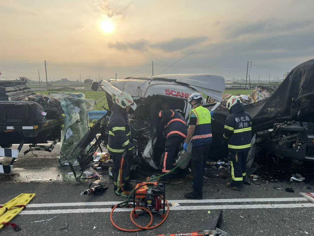 彰化縣大城鄉152縣道一輛聯結車疑因未保持安全距離,追撞前方停等紅燈的大貨車,造成聯結車車頭嚴重變形。(圖/翻攝畫面)
