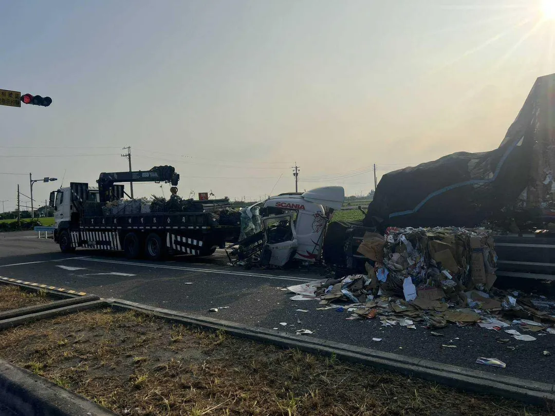 彰化縣大城鄉152縣道一輛聯結車疑因未保持安全距離,追撞前方停等紅燈的大貨車,造成聯結車車頭嚴重變形。(圖/翻攝畫面)