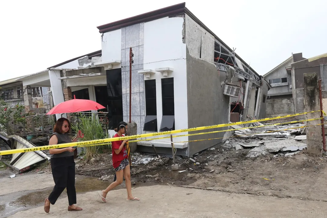 菲律賓規模7.4地震造成當地多棟建築物毁損。（圖／美聯社）