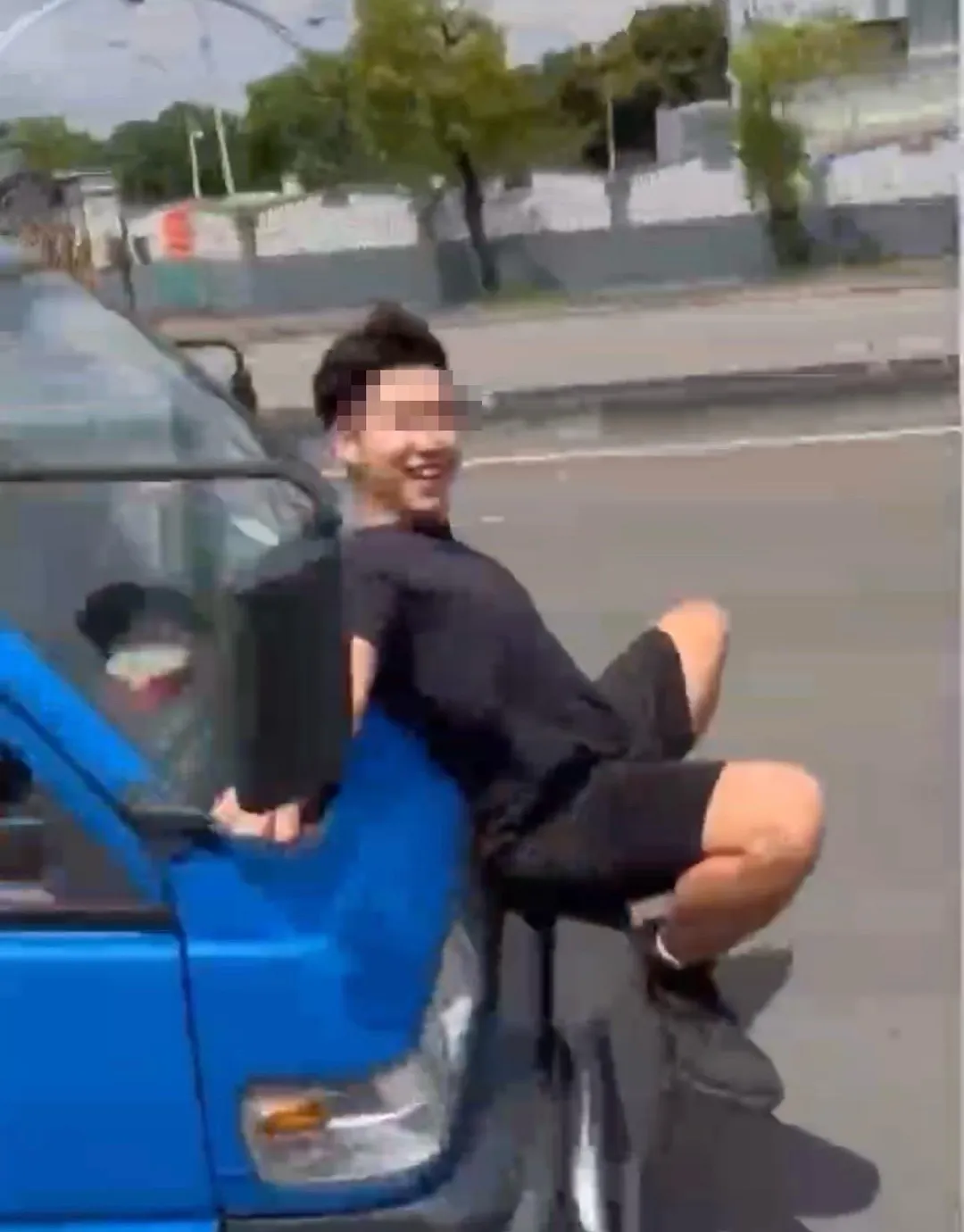 男子站行進中貨車車頭相當危險。（圖／翻攝畫面）