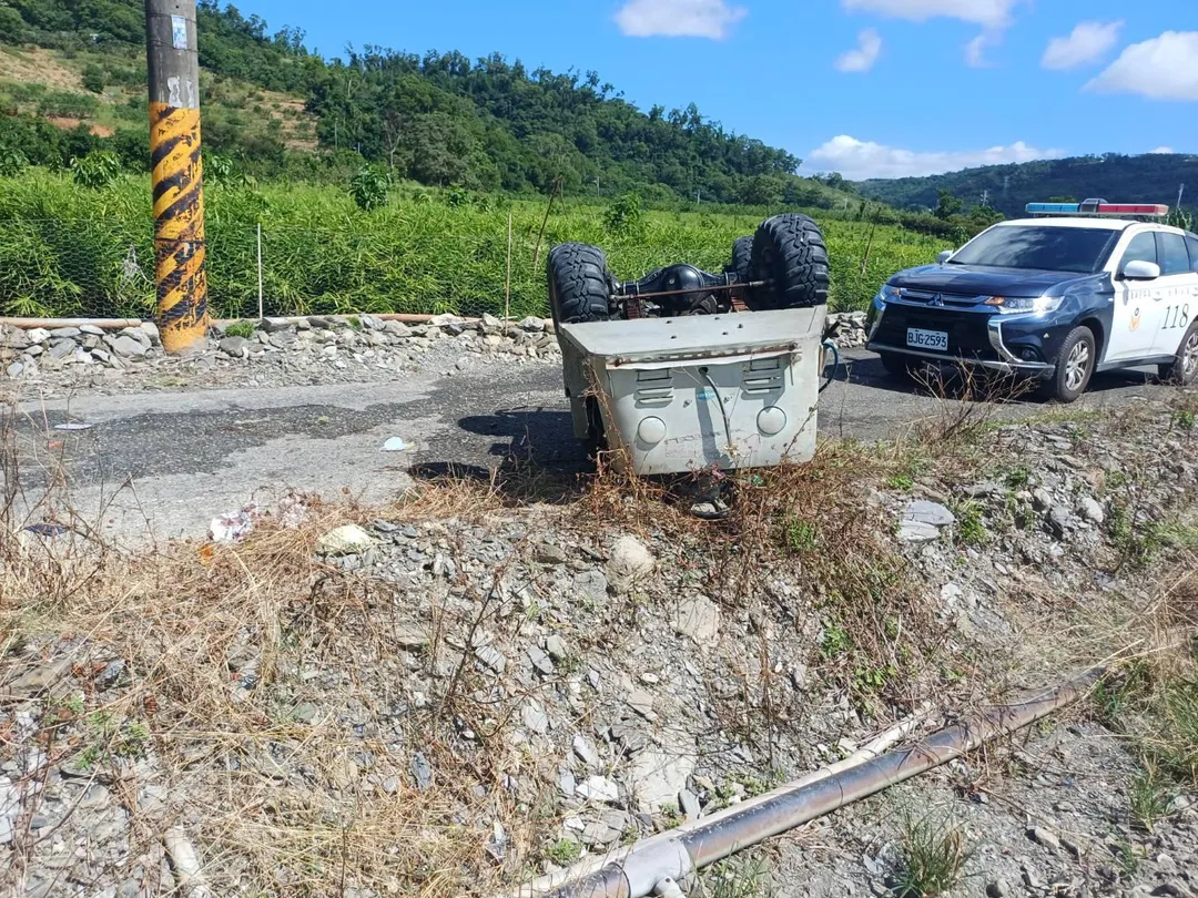 路過民眾發現該農用車呈「烏龜翻」狀態，上前查看時發現沈男痛苦趴在地上掙扎求救，立即報警。（圖/翻攝畫面）