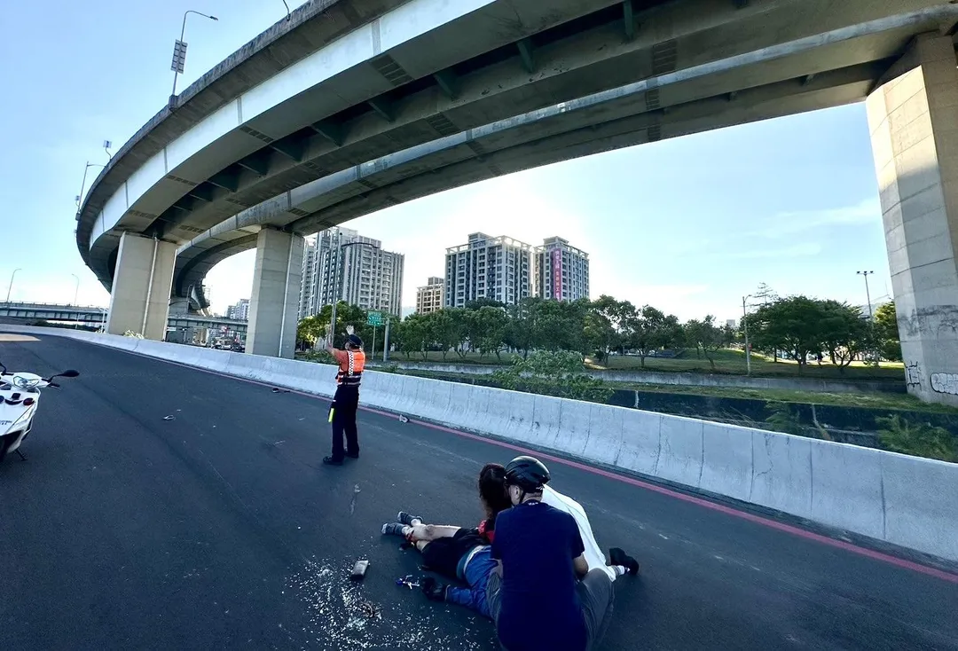 機車騎士雙腿骨折命危。(圖/翻攝畫面)