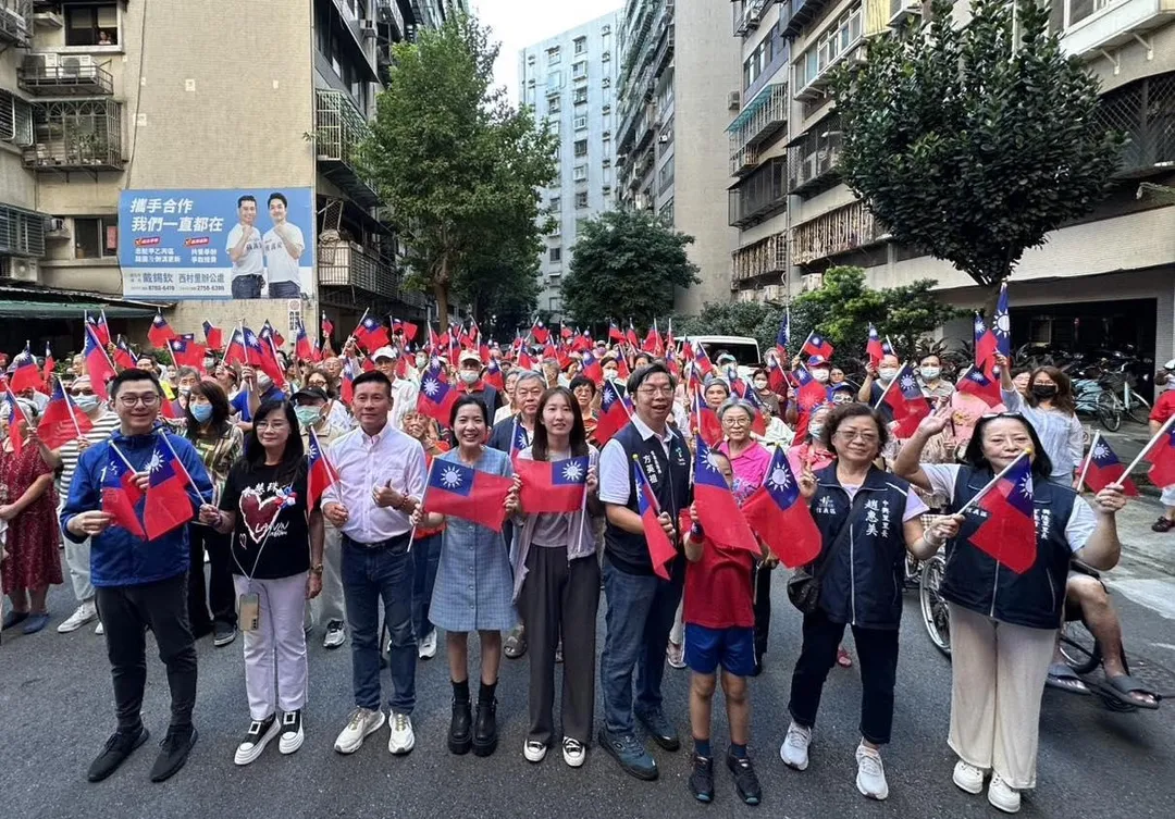 徐巧芯自擔任民代起，每年10月10日都會參加信義區西村里舉辦的升旗典禮，從不缺席，今年114年也不例外。（徐巧芯臉書）