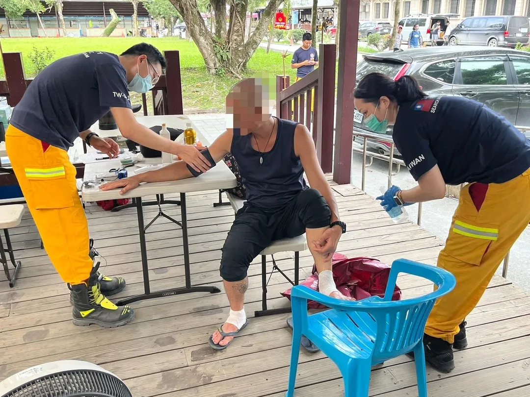 台南特搜醫療站成員，安南醫院的詹明勳醫師及陸乃甄主任等三位護理師隨隊前往災區，協助志工清除雙腳水泡。（圖／台南市消防局提供）