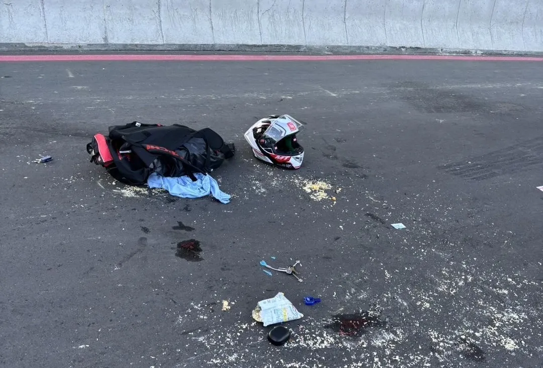 22歲男騎士從高架橋摔落地面命危送醫。(圖/翻攝畫面)