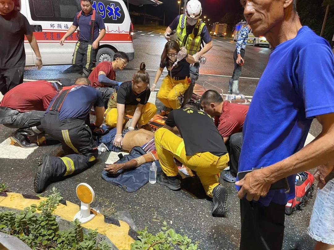 花蓮富源一名傷者重傷意識不清，幸好桃園特搜大隊經過現場，隨車醫護即時加入救援，展開跨縣市緊急救護合作！（圖／翻攝畫面）