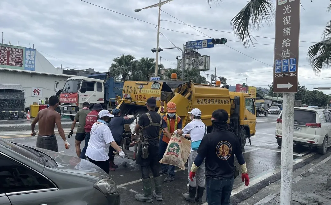 新北市環保局人員協助光復災後清理環境。(圖/翻攝畫面)
