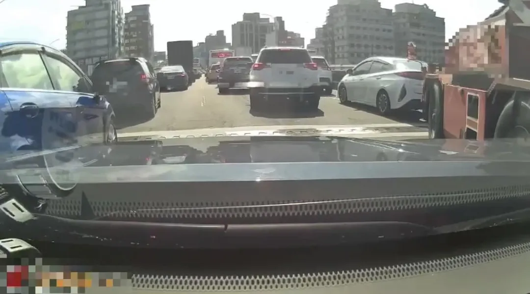 警車鳴笛橋上車輛紛紛讓道。（圖／翻攝畫面）