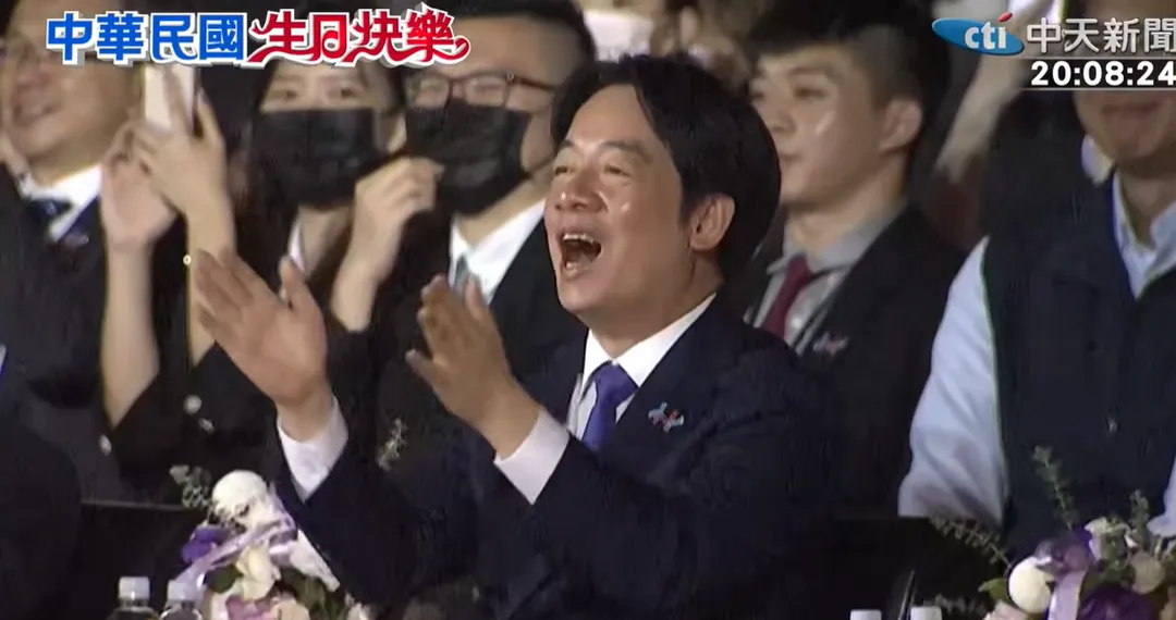 看到許淑華親自下場化身DJ表演,賴清德拍手叫好。(圖/中天新聞)