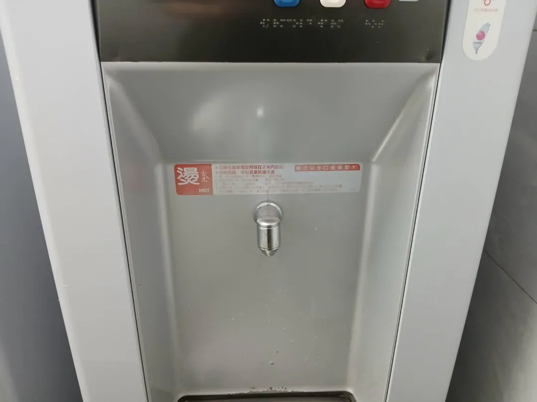 女網友透露為了省錢而裝公司的水回家喝，結果過沒幾天就看到飲水機貼了「請勿濫用水資源」的紙條，讓她不敢再裝水回家。（示意圖／中天新聞）