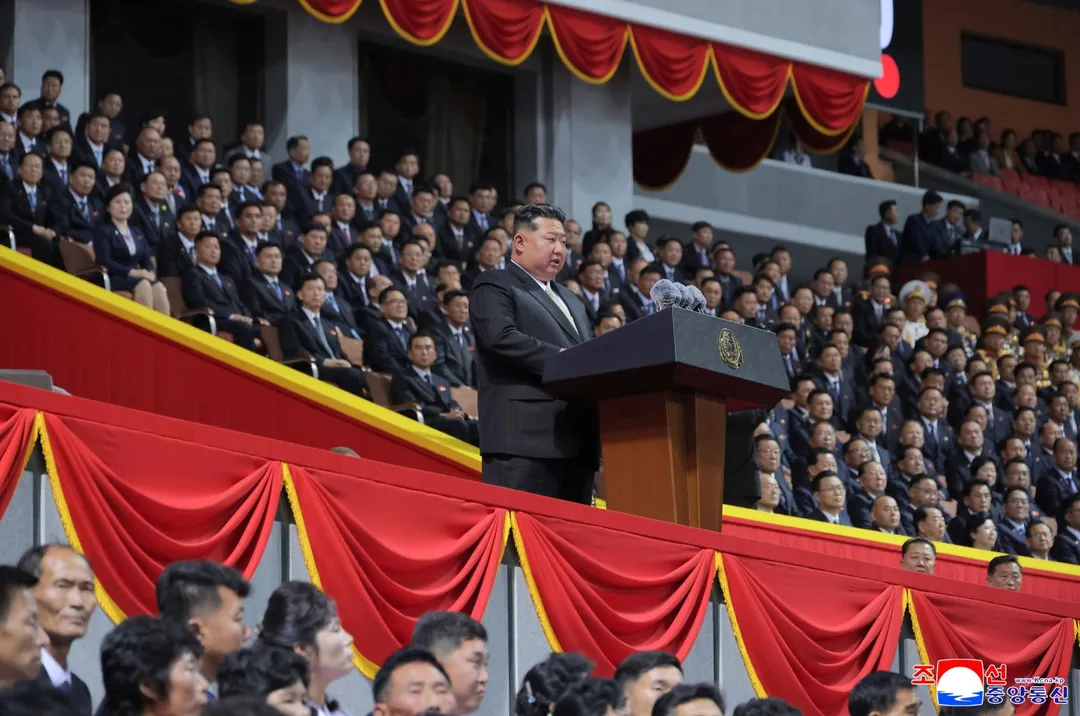 北韓領導人金正恩在朝鮮勞動黨成立80週年儀式上發表談話。（圖／美聯社）
