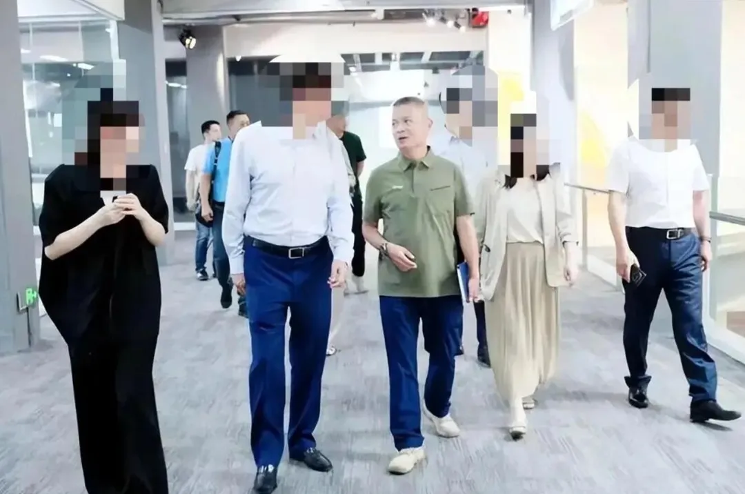宗馥莉團隊核心成員嚴學峰（中）日前涉違紀被立案調查。（圖／翻攝界面新聞）