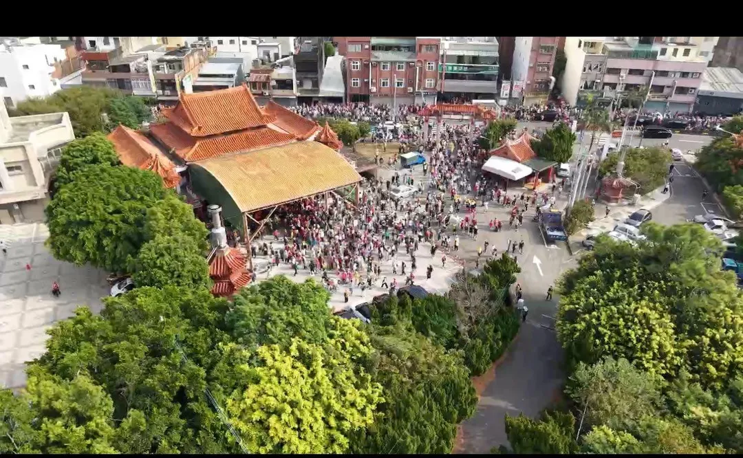 「粉紅超跑」停駕清水祖師廟。（圖／翻攝自白沙屯拱天宮臉書）