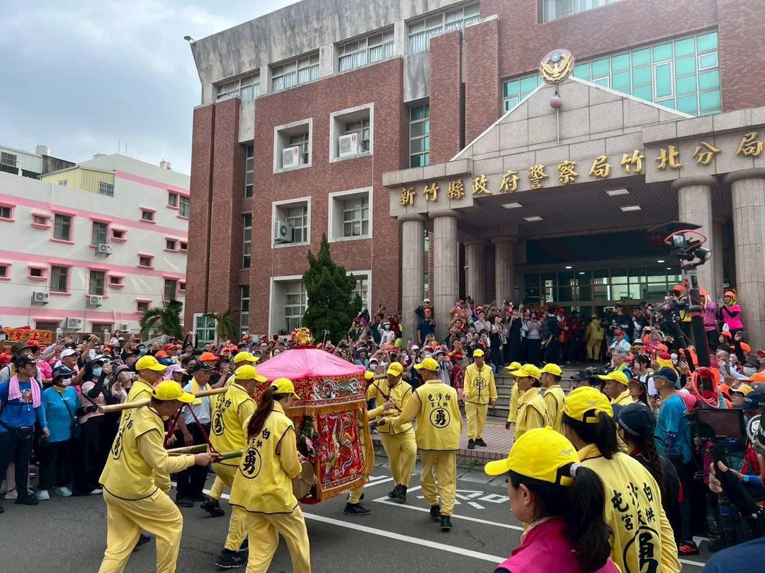 「粉紅超跑」停駕竹北分局。（圖／翻攝自白沙屯拱天宮臉書）