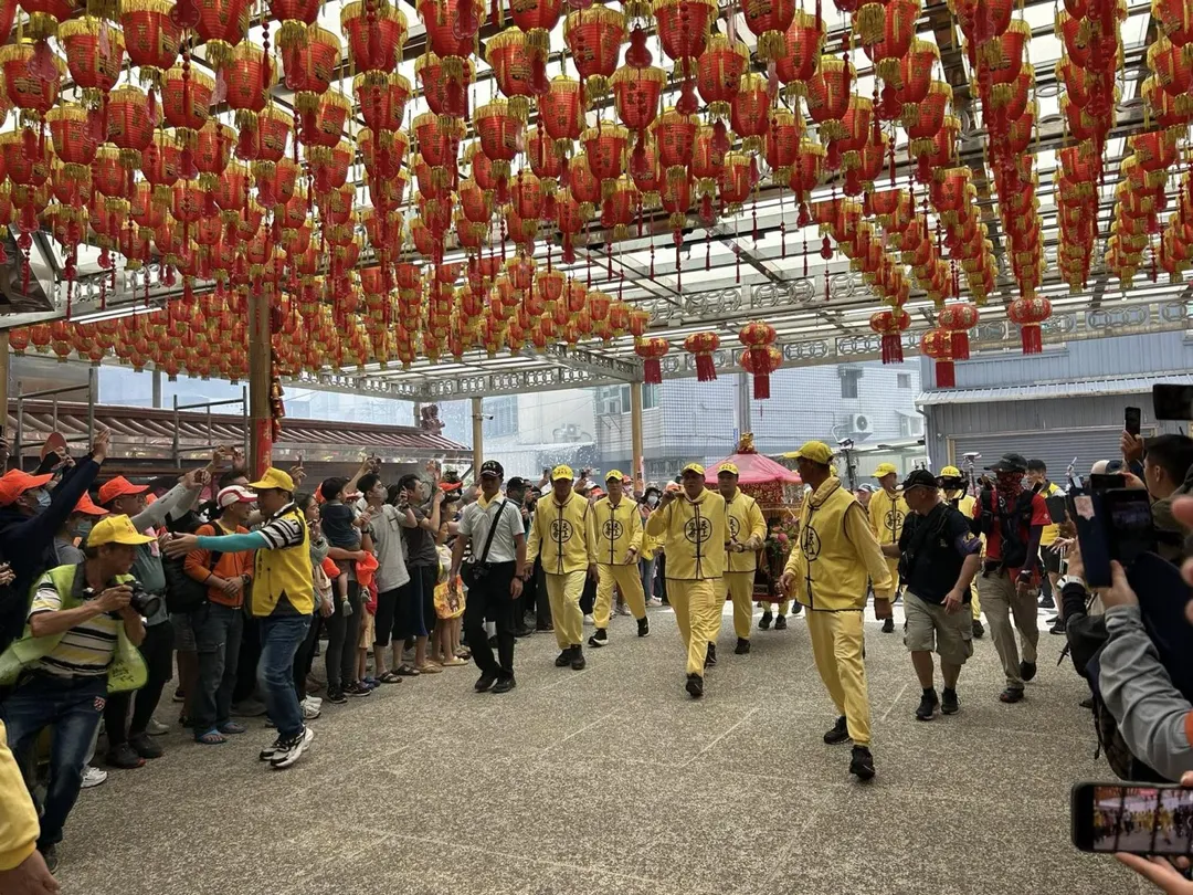 「粉紅超跑」上午11時31分停駕蕃仔園福德宮。（圖／翻攝自白沙屯拱天宮臉書）