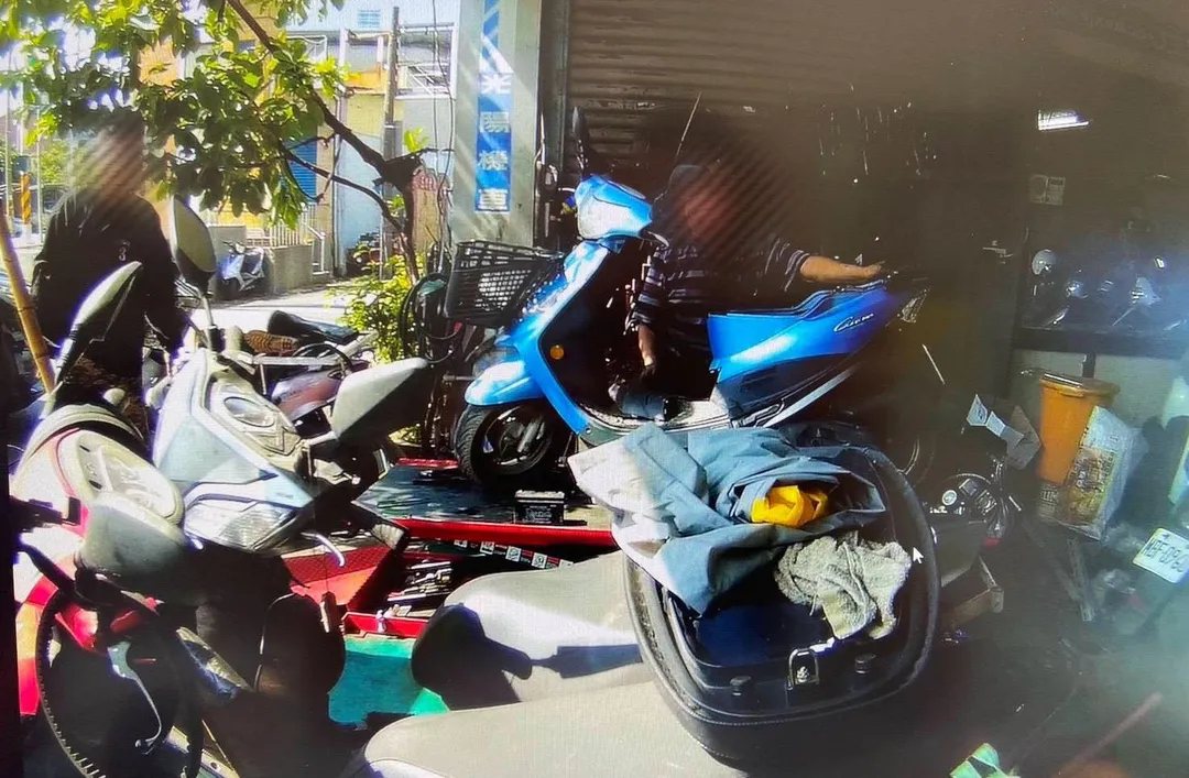 警方主動協助載送林男前往三灣市區機車行處理修車事宜。（圖／警方提供）