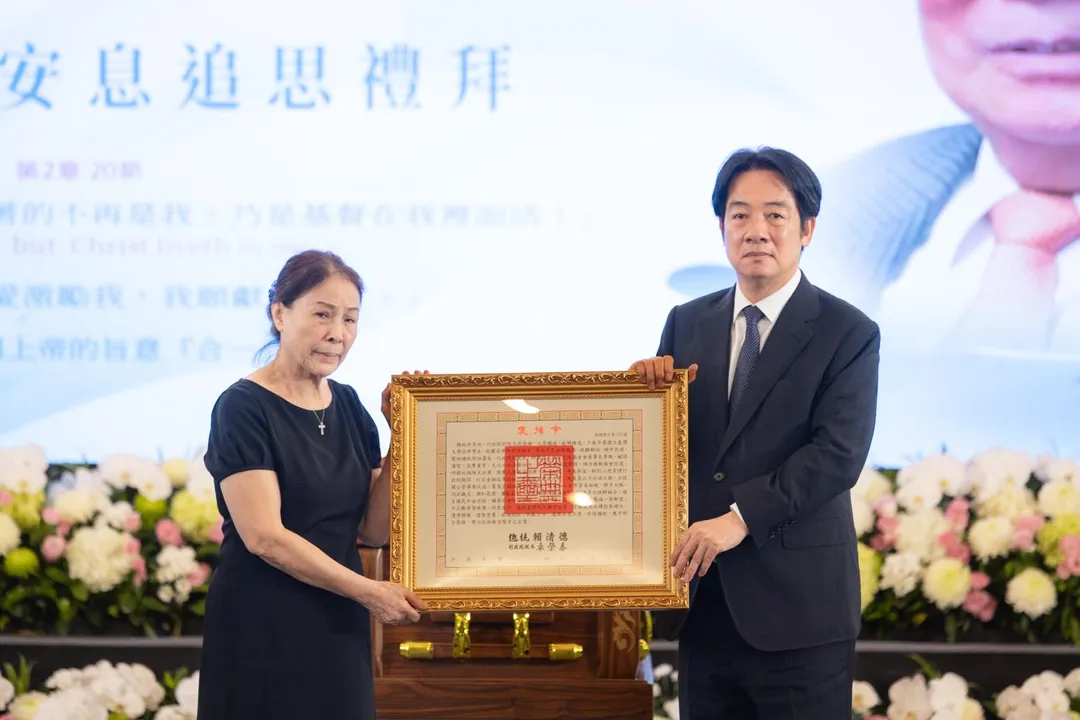 賴清德頒發褒揚令。(圖/總統府)