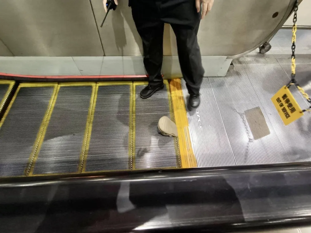 乘客的洞洞膠鞋不慎卡在電扶梯中。（圖／消防局提供）