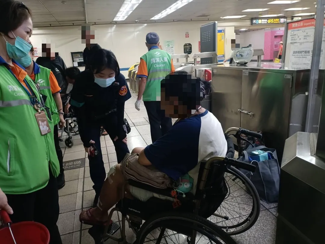 4名乘客跌倒受傷。（圖／消防局提供）
