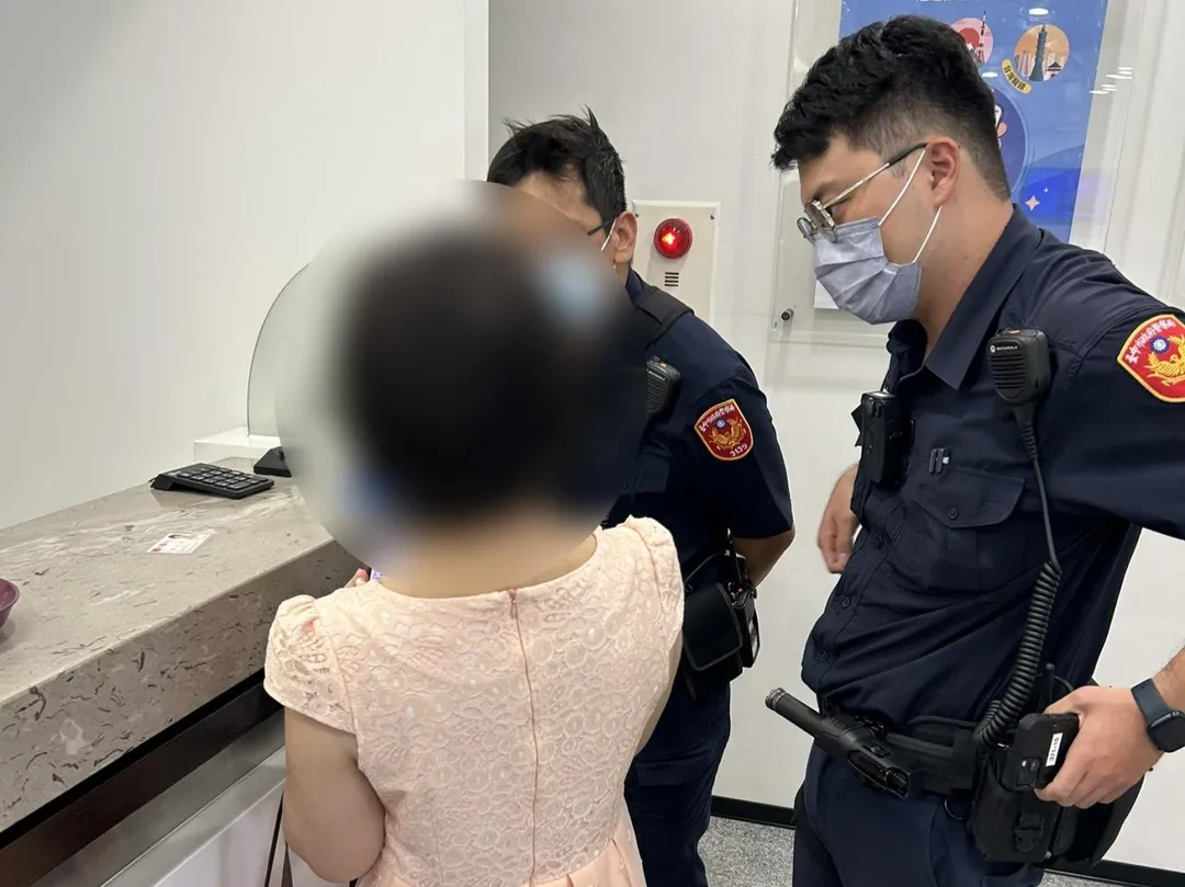 台中一名婦人欲匯款2萬，買藝人王一博演唱會門票，被銀行行員和警方勸說，打消念頭才沒有被騙。（圖／警方提供）