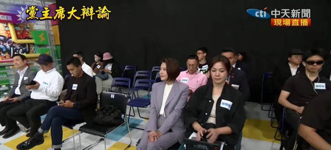 這場辯論會，5位候選人可帶8人進入攝影棚，做為應援團隊在場邊加油。（中天新聞）