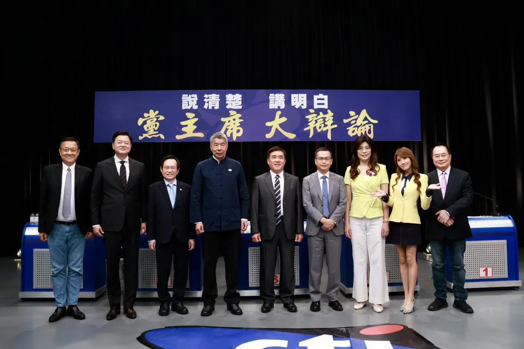 國民黨主席候選人受邀出席中天電視舉辦的黨主席大辯論合照。（中天新聞）