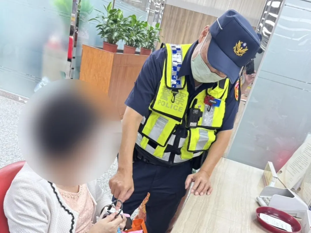 台中一名婦人欲購買藝人王一博演唱會門票，價錢遠高於行情，經銀行行員和警方勸說，才驚覺差點上當受騙。（圖／警方提供）
