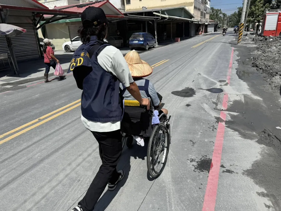 花蓮災區送餐志工竟偷竊身障者13萬慰助金，被警方逮捕。（圖／警方提供）