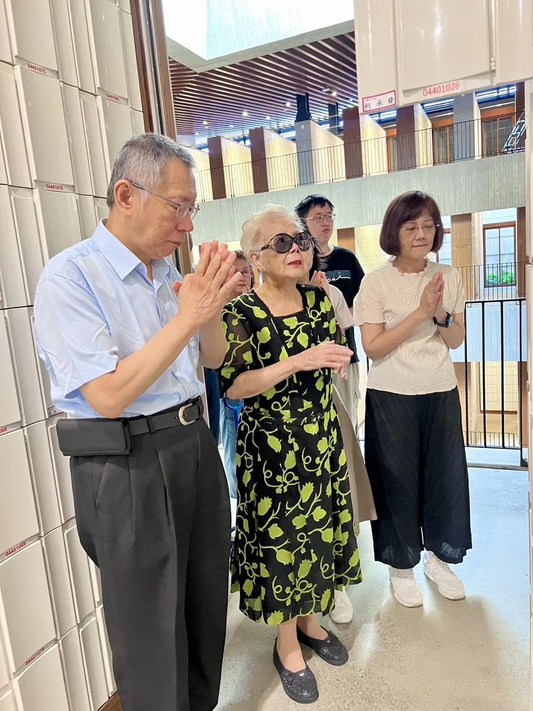 柯文哲和家人一起去祭拜父親。(圖/翻攝陳佩琪臉書)