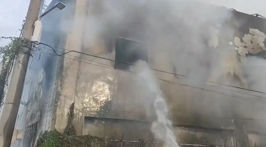 高雄市茄萣區濱海路四段一間海產行工廠發生火警,消防員獲報立即前往灑水灌救。(圖/高雄市消防局提供)