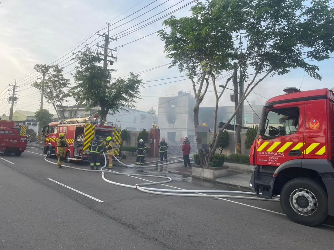高雄市茄萣區濱海路四段一間海產行工廠發生火警,消防員獲報立即前往灑水灌救。(圖/警方提供)