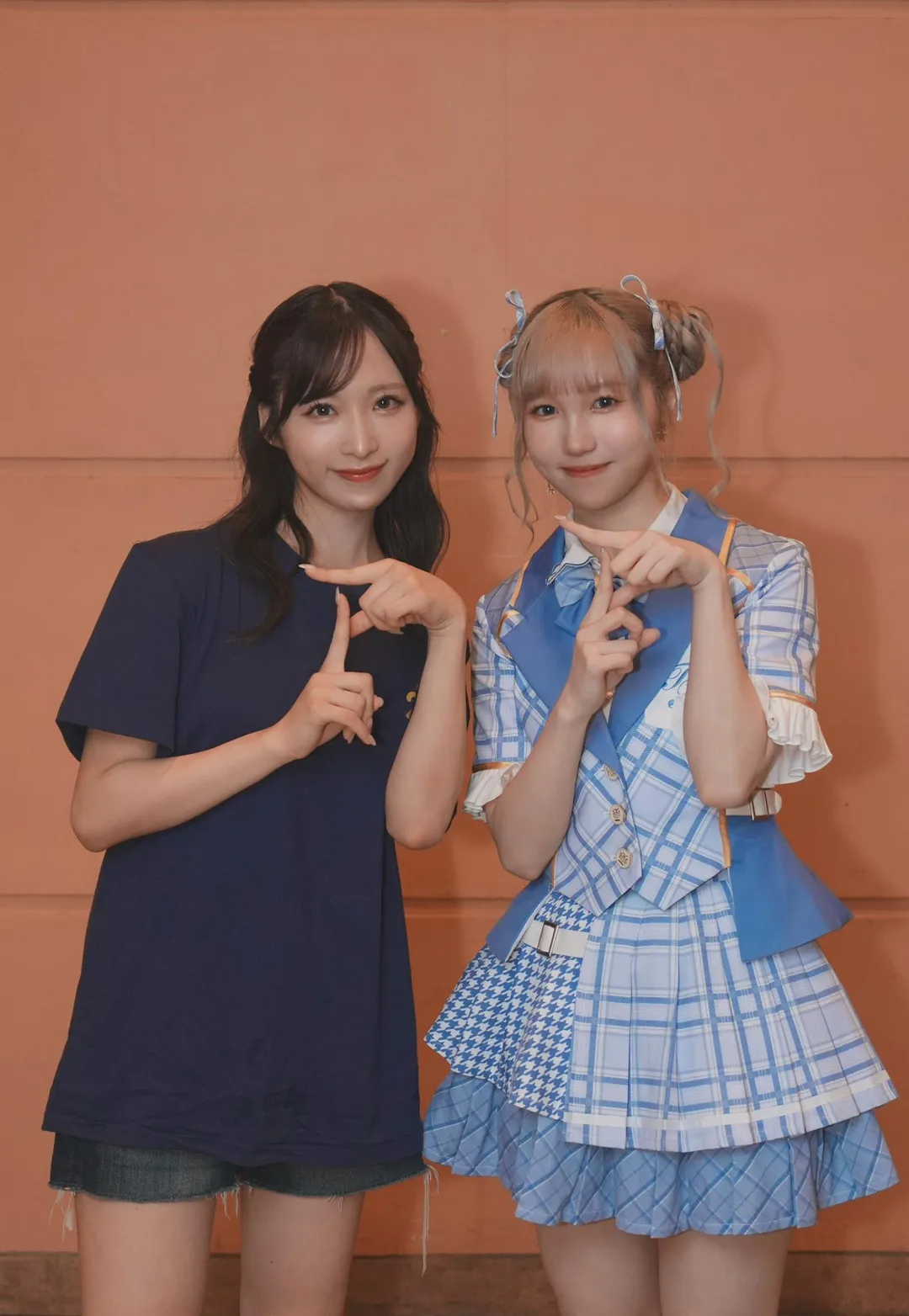 劉曉晴（右）與AKB48本家人氣成員小栗有以（左）雙C位合唱〈Heavy Rotation〉。（圖／好言娛樂 提供）
