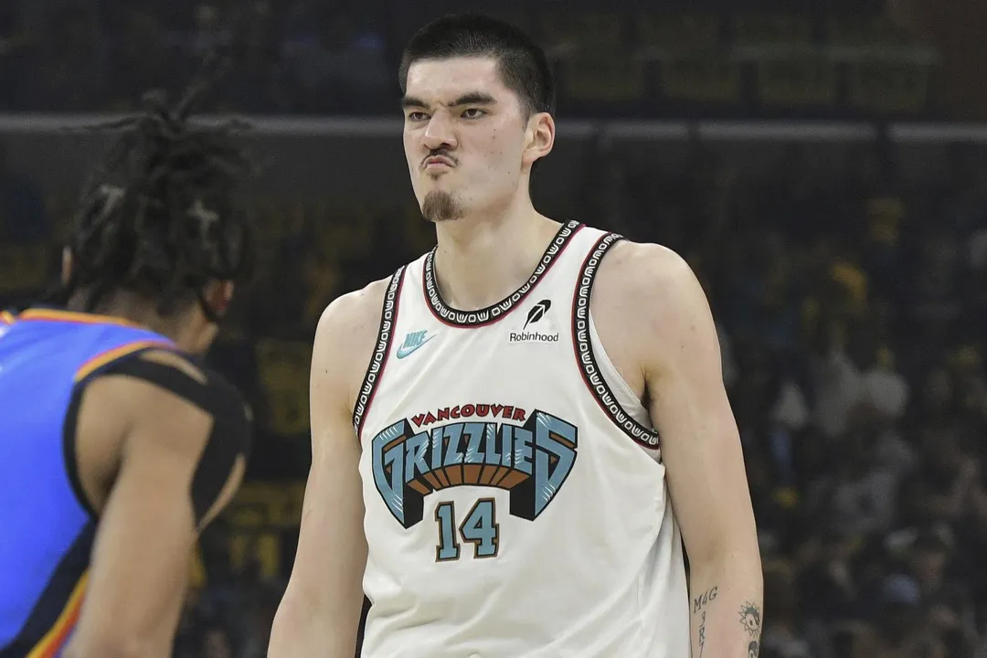 灰熊長人周志豪以305磅登頂NBA最重球員榜，力壓威廉森與約基奇。（圖／美聯社）