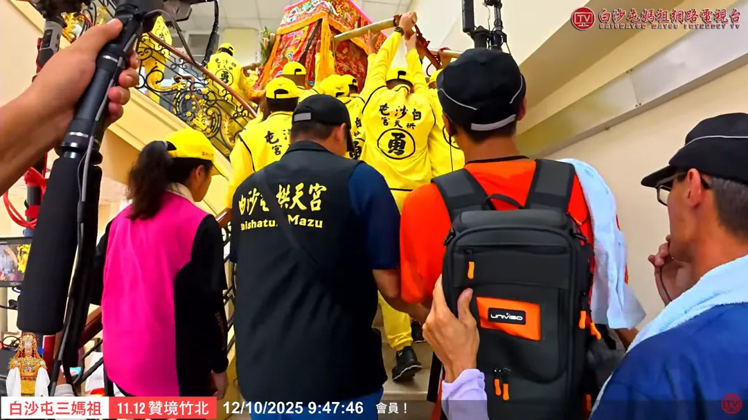 粉紅超跑進入胡漢龑位於竹北文信路上的豪宅「羅浮宮」，接著180度大迴轉上2樓。（圖／翻攝自YouTube@baishatun_tv）